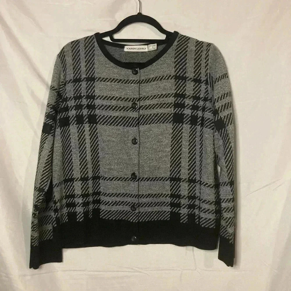 Karen Lessly button up sweater‎